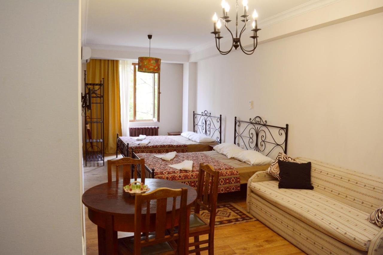 Apartment Near Pirimze Tbilisi Exterior foto
